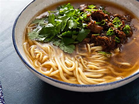  羊肉泡馍：スパイスの香り漂う、とろけるような麺と肉の完璧なハーモニーを体験しませんか？！